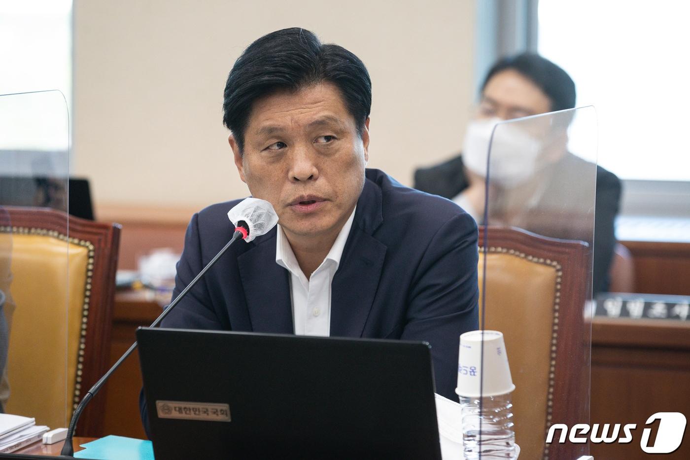 본문 이미지 - 국회 과학기술정보방송통신위원회 야당 간사인 조승래 더불어민주당 의원이 17일 서울 여의도 국회에서 열린 과학기술정보방송통신위원회의 한국방송공사, 한국교육방송공사에 대한 국정감사에서 카카오 먹통 사태와 관련해 의사 진행 발언을 하고 있다. 2022.10.17/뉴스1 ⓒ News1 유승관 기자