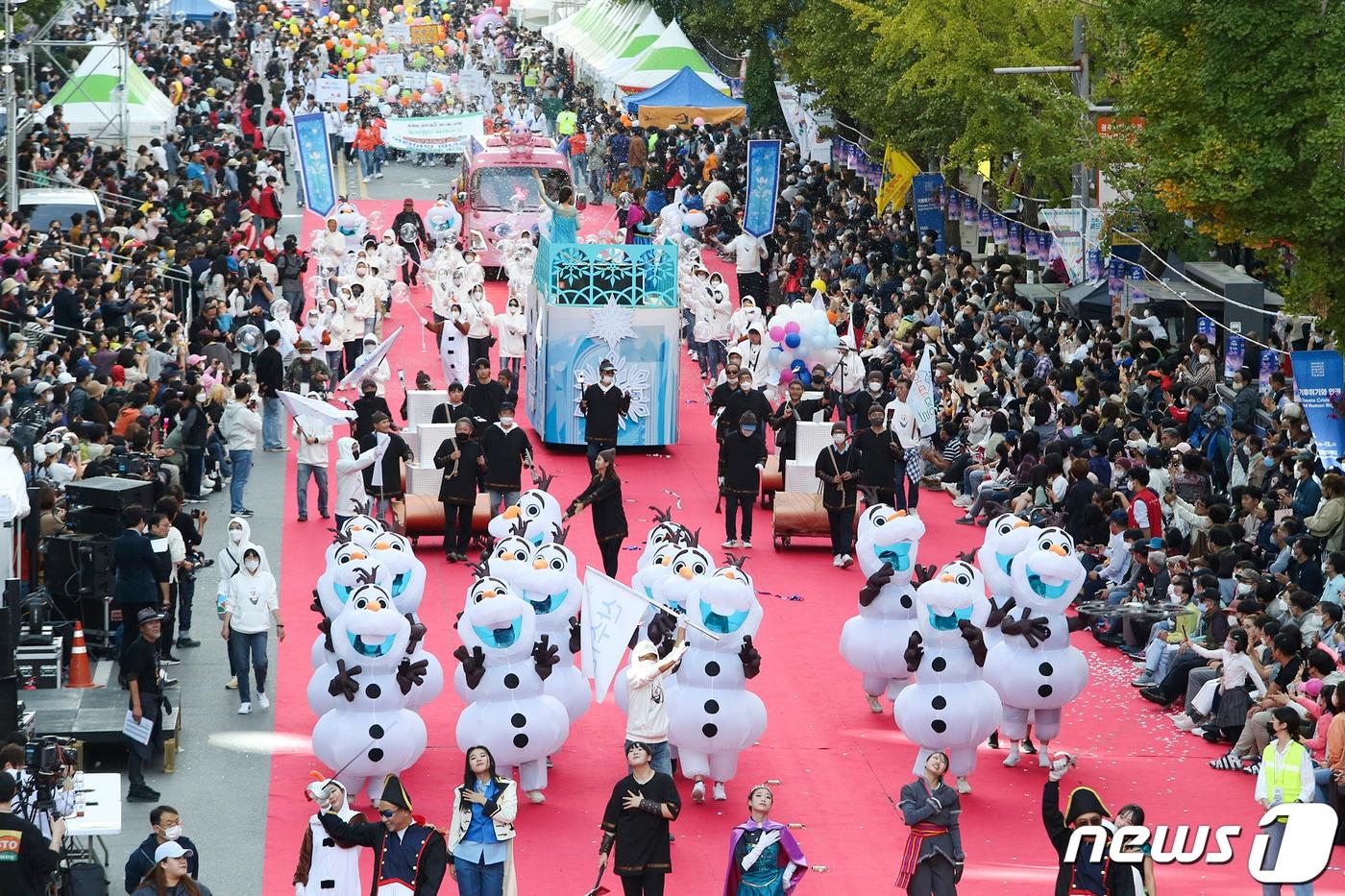 10월15, 16일 이틀간 광주제일고~금남로공원~전일빌딩 245 약 1.5㎞ 구간에서 영화 택시운전사, 어벤져스, 오징어게임 등을 오마주 한 '충장 월드퍼레이드'가 진행된 가운데 충장로 일대가 북적이고 있다. (광주 동구 제공) 2022.10.17/뉴스1 ⓒ News1