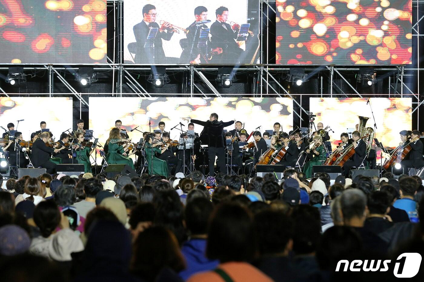 지난해 10월13일부터 17일까지 광주 동구 일원에서 열린 '제19회 광주충장 월드페스티벌' 오케스트라 공연.(광주 동구 제공) 2022.10.17/뉴스1 