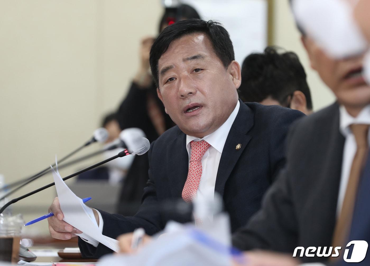 본문 이미지 - 박성민 국민의힘 의원이 17일 오후 울산경찰청 대회의실에서 열린 국회 행정안전위원회의 울산경찰청에 대한 국정감사에서 질의하고 있다. 2022.10.17/뉴스1 ⓒ News1 윤일지 기자