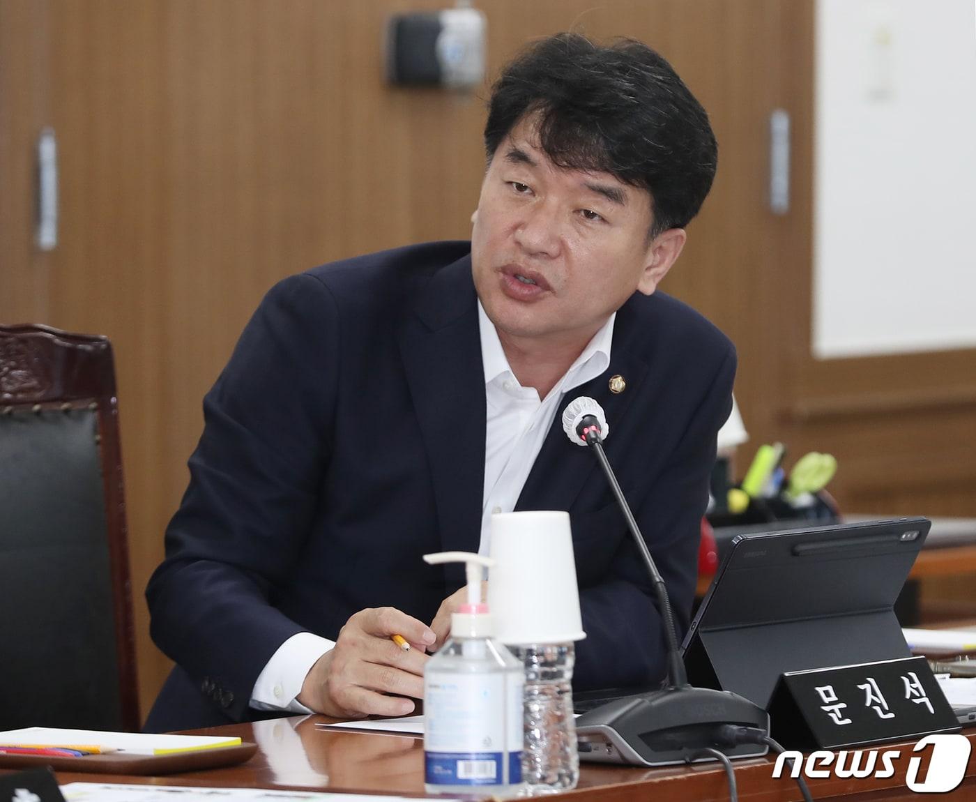 본문 이미지 - 문진석 더불어민주당 의원이 울산경찰청 대회의실에서 열린 국회 행정안전위원회의 울산경찰청에 대한 국정감사에서 질의하고 있다. 2022.10.17/뉴스1 ⓒ News1 윤일지 기자