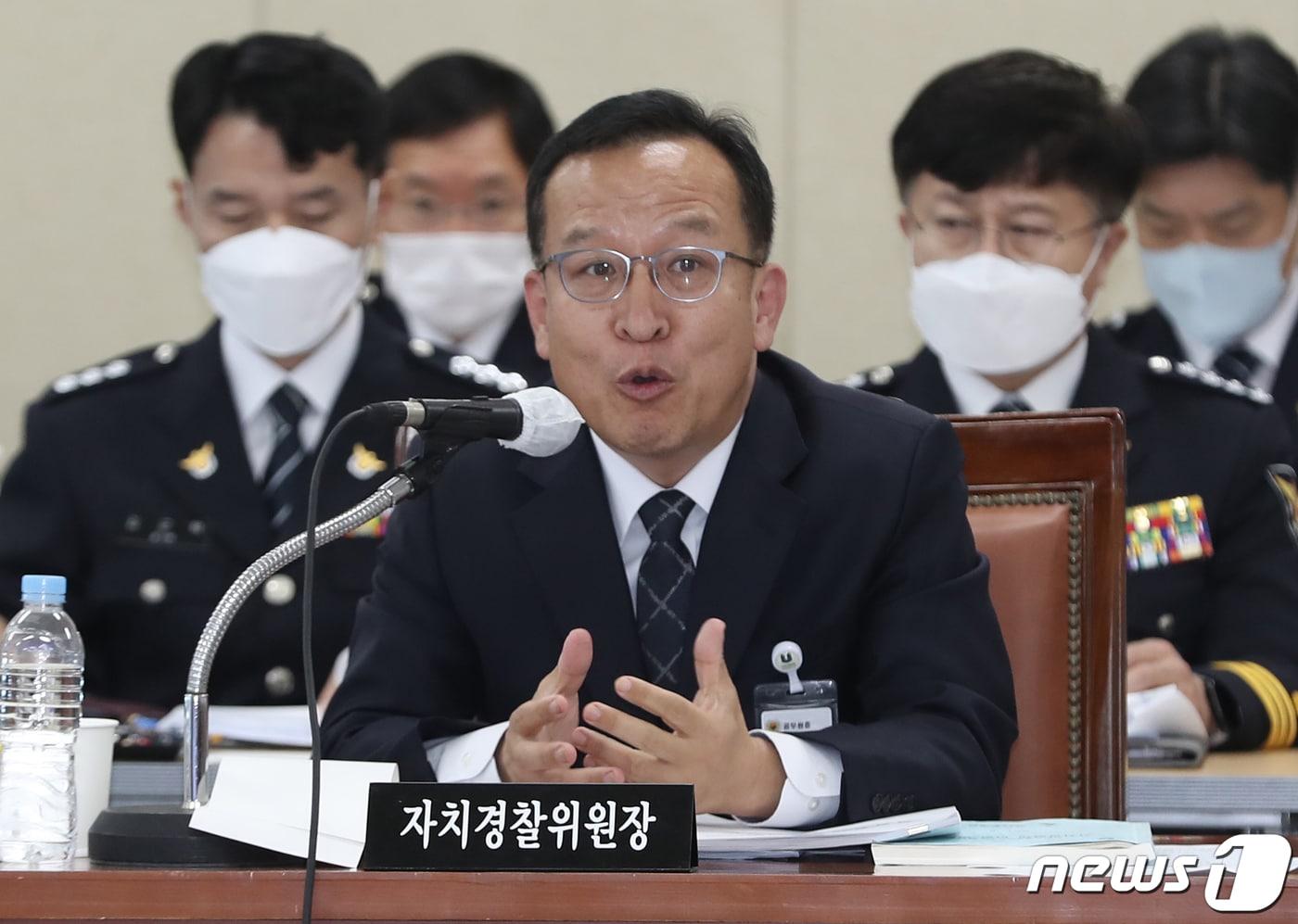 본문 이미지 - 김태근 울산자치경찰위원장이 17일 오후 울산경찰청 대회의실에서 열린 국회 행정안전위원회의 울산경찰청에 대한 국정감사에서 답변하고 있다. 2022.10.17 ⓒ 뉴스1 윤일지 기자