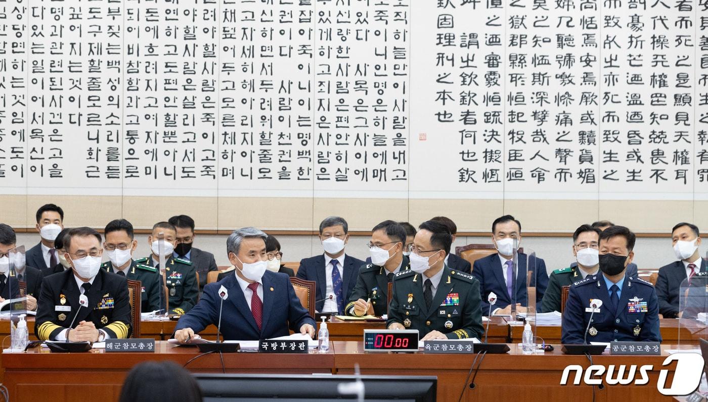 이종섭 국방부 장관이 17일 오후 서울 여의도 국회에서 열린 법제사법위원회의 군사법원에 대한 국정감사에 참석해 있다. 왼쪽부터 이종호 해군참모총장, 이 장관, 박정환 육군참모총장, 정상화 공군참모총장. 2022.10.17/뉴스1 ⓒ News1 이재명 기자