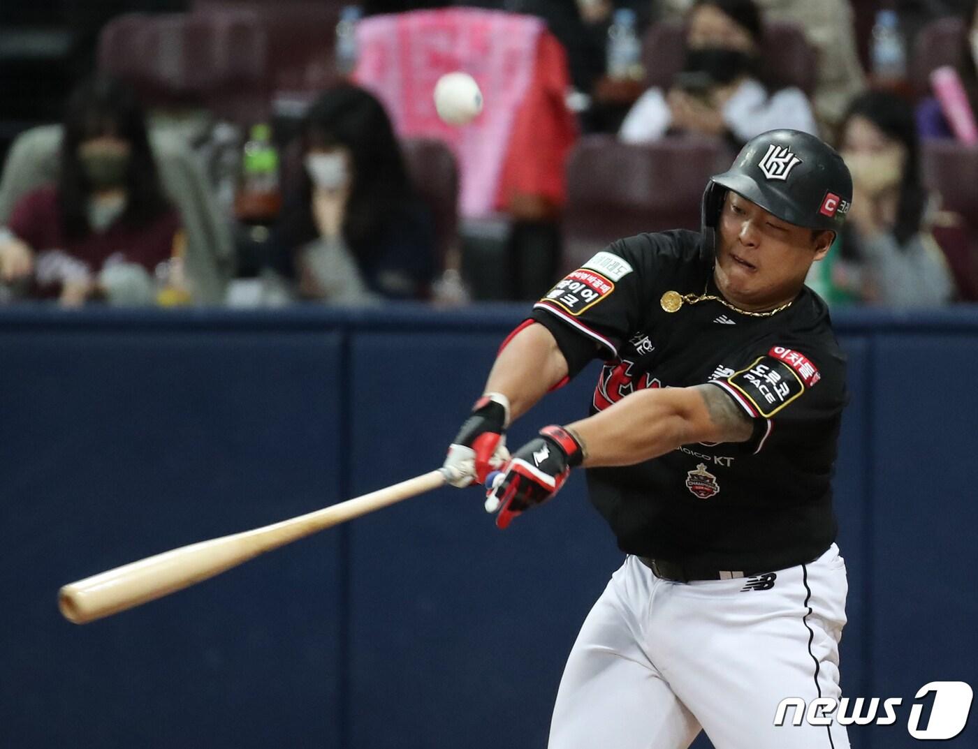 본문 이미지 - 17일 서울 구로구 고척스카이돔에서 열린 프로야구 '2022 신한은행 SOL KBO 포스트시즌' 준플레이오프 2차전 KT 위즈와 키움 히어로즈의 경기, 3회초 2사 상황에서 kt 강백호 파울을 치고 있다. 2022.10.17/뉴스1 ⓒ News1 송원영 기자