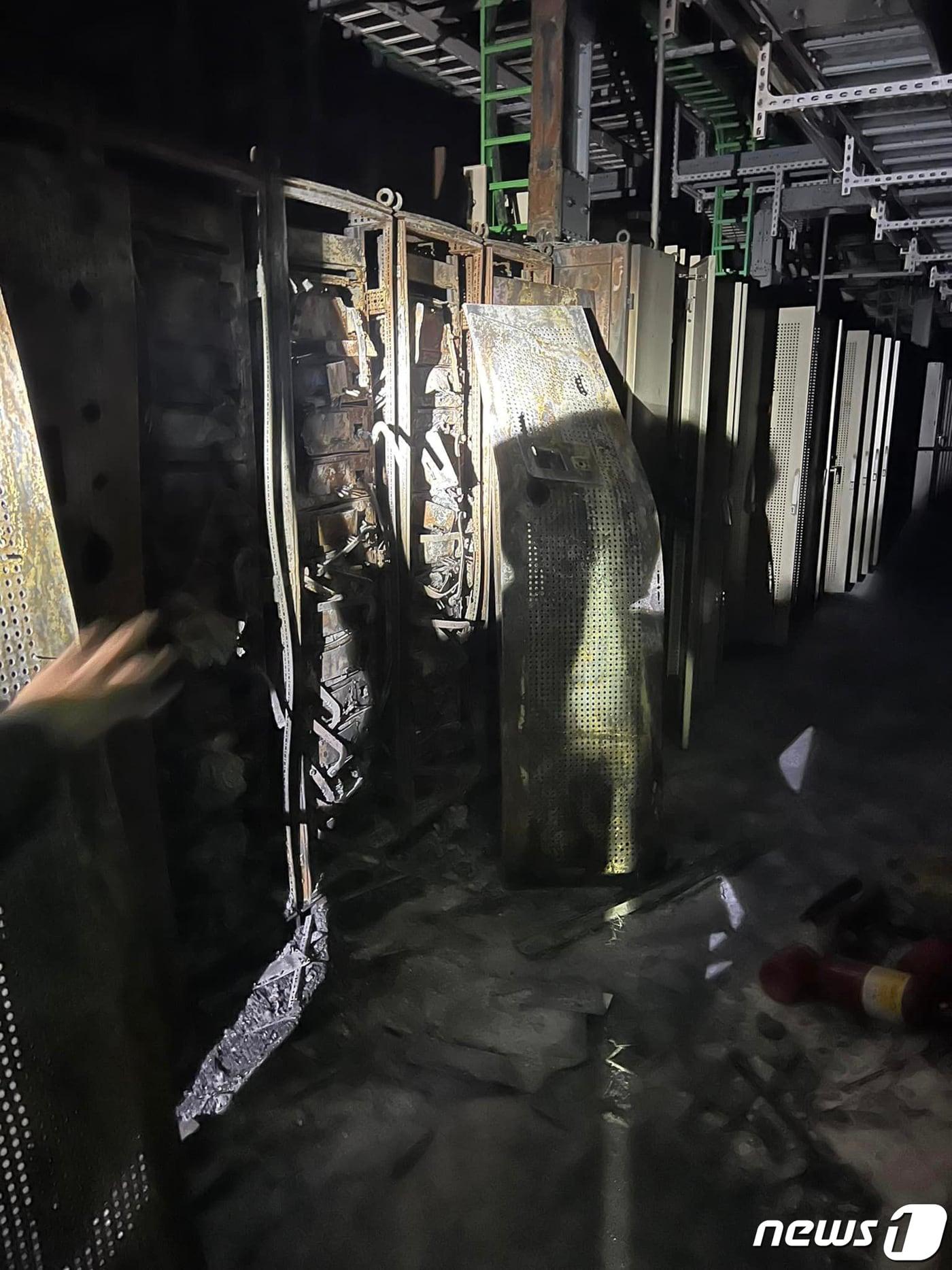 본문 이미지 - 지난 17일 국회 과학기술정보방송통신위원들이 방문했던 판교 SK C&C 빌딩 화재사고 발화지점 지하 3층 전기실에 비상 축전기가 화재로 전소돼 있다. (더불어민주당 윤영찬 의원 페이스북 캡처) 2022.10.18./뉴스1