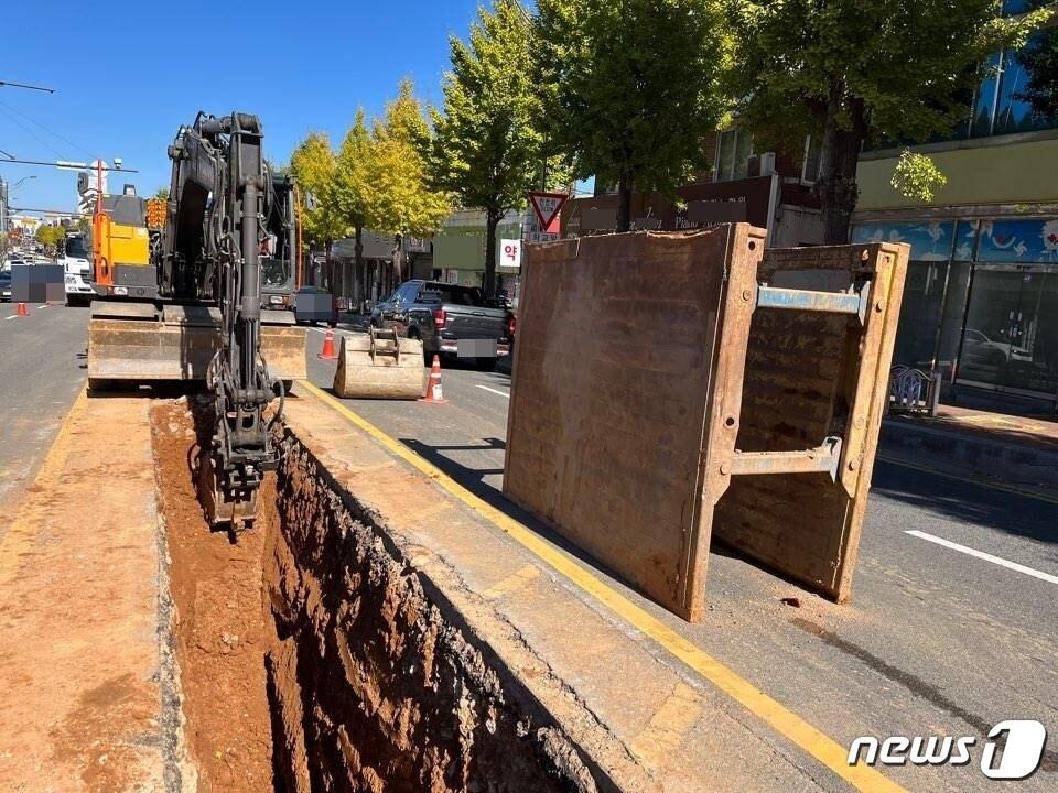 본문 이미지 - 18일 전북소방본부 등에 따르면 지난 17일 오후 1시18분께 군산시 금광동의 하수관로 공사 현장에서 터파기 공사를 하던 근로자 A씨(60대)가 토사에 매몰되는 사고가 발생했다.(전북소방본부 제공)2022.10/18/뉴스1