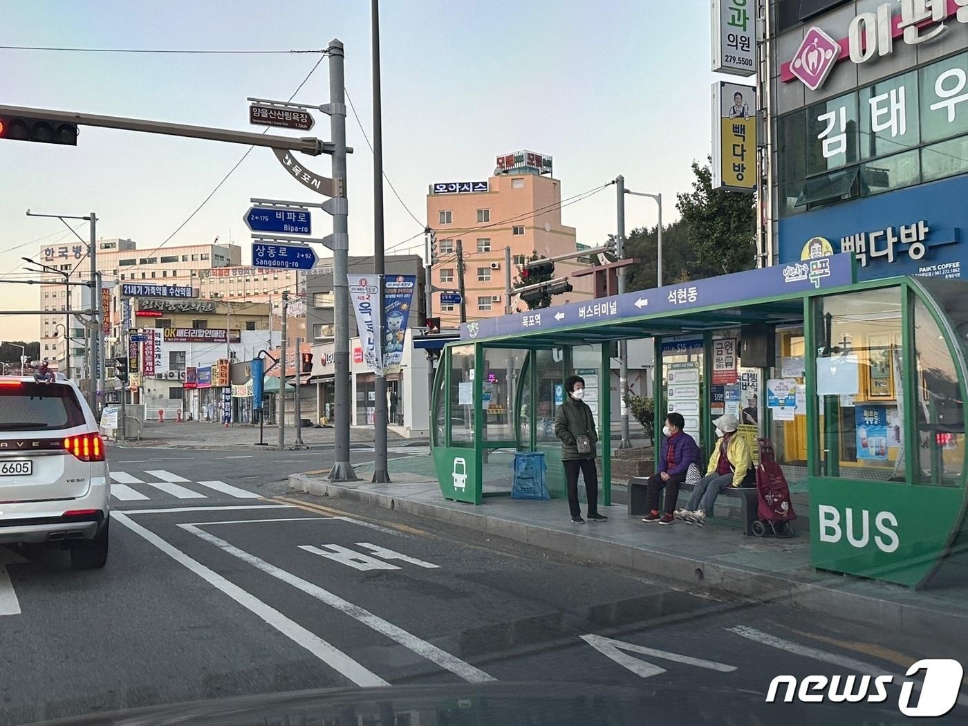 본문 이미지 - 18일 목포시내버스가 총파업에 들어가 가운데 시민들이 정류장에서 임시버스를 타기 위해 기다리고 있다.2022.10.18/뉴스1 ⓒ News1 박진규 기자