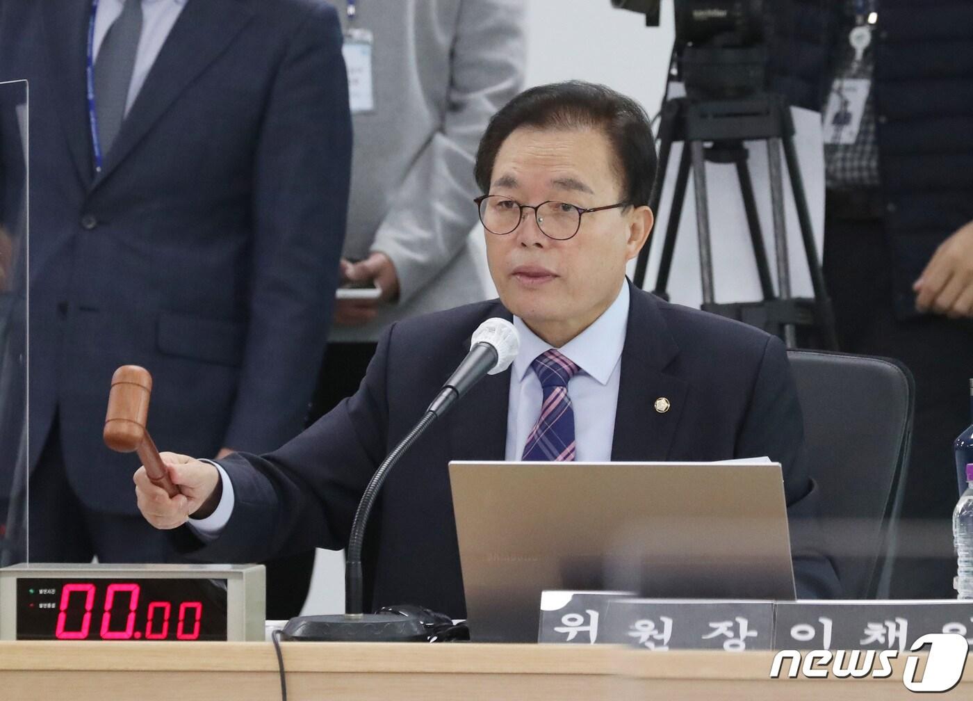 본문 이미지 - 이채익 국회 행정안전위원회 위원장이 18일 오전 경기 수원시 영통구 경기도청에서 열린 국회 행정안전위원회의 경기도에 대한 국정감사에서 의사봉을 두드리고 있다. 2022.10.18/뉴스1 ⓒ News1 김영운 기자