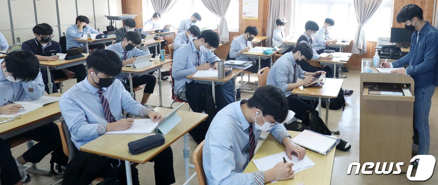 본문 이미지 - 한 고등학교 교실의 모습. /뉴스1 ⓒ News1 유경석 기자
