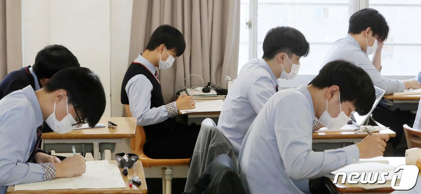 본문 이미지 - 2023학년도 대학수학능력시험을 30일 앞둔 10월18일 전북 전주시 호남제일고등학교 3학년 교실에서 수험생들이 공부에 전념하고 있다. 2022.10.18/뉴스1 ⓒ News1 유경석 기자