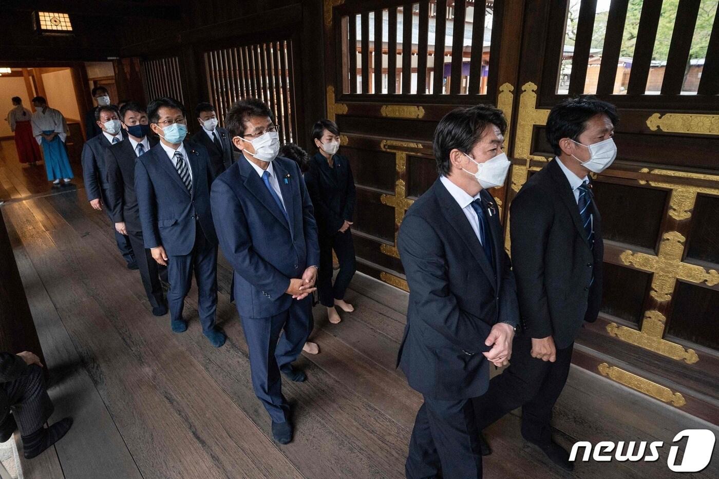 본문 이미지 - 일본 국회의원들이 18일 추계 예대제를 맞은 야스쿠니 신사를 집단 참배하고 있다. ⓒ AFP=뉴스1 ⓒ News1 강민경 기자