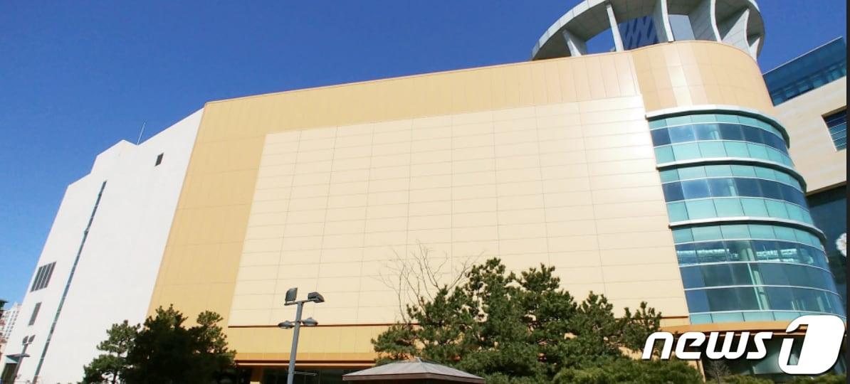 본문 이미지 - 경북 포항시 관광랜드마크 북구 영일대해수욕장 인근에 준공된 후 8년 째 방치되고 있던 두호동 롯데마트 건물이 철거되고 49층 고층 주상복합건물이 들어설 전망이다.. 사진은 두호동 롯데쇼핑 건물.(뉴스 1 자료)2022.10.18/뉴스1 