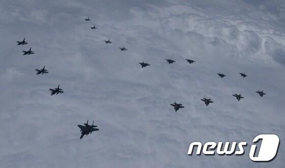 본문 이미지 - 한미 공군 전투기들의 공중무력시위 비행. (합동참모본부 제공) 2022.6.7/뉴스1