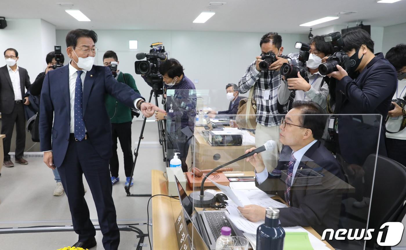 본문 이미지 - 국회 행안위 야당 간사인 김교흥 더불어민주당 의원이 18일 오전 경기 수원시 영통구 경기도청에서 열린 국회 행정안전위원회의 경기도에 대한 국정감사에서 이채익 위원장에게 항의를 하고 있다. 2022.10.18/뉴스1 ⓒ News1 김영운 기자