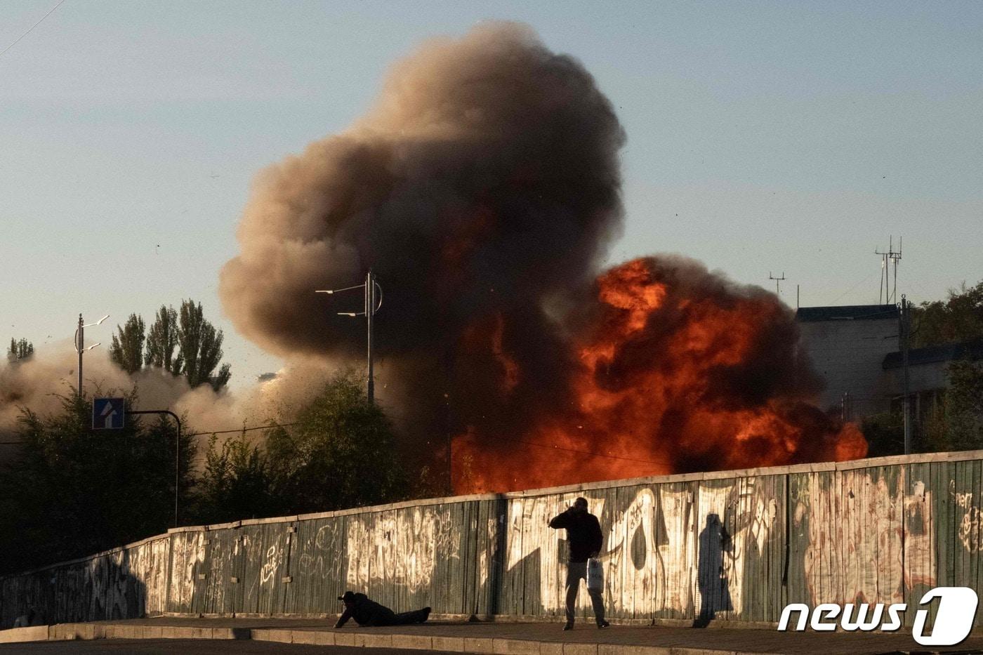 17일 &#40;현지시간&#41; 우크라이나 키이우에서 러시아 군의 자폭 드론 공격을 받아 화염이 치솟고 있다. ⓒ AFP=뉴스1 ⓒ News1 우동명 기자