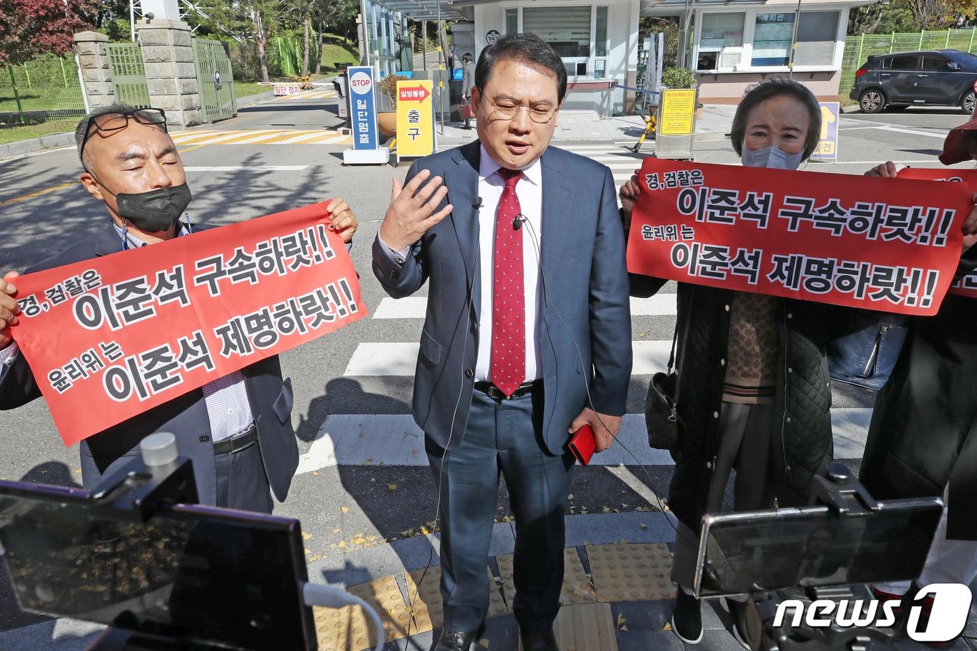 강신업 변호사가 지난해 10월 18일 경기도 의왕 서울구치소 앞에서 김성진 아이카이스트 대표와 접견을 마친 후 이준석 전 국민의힘 대표와 관련된 입장을 밝히고 있다. ⓒ News1 조태형 기자