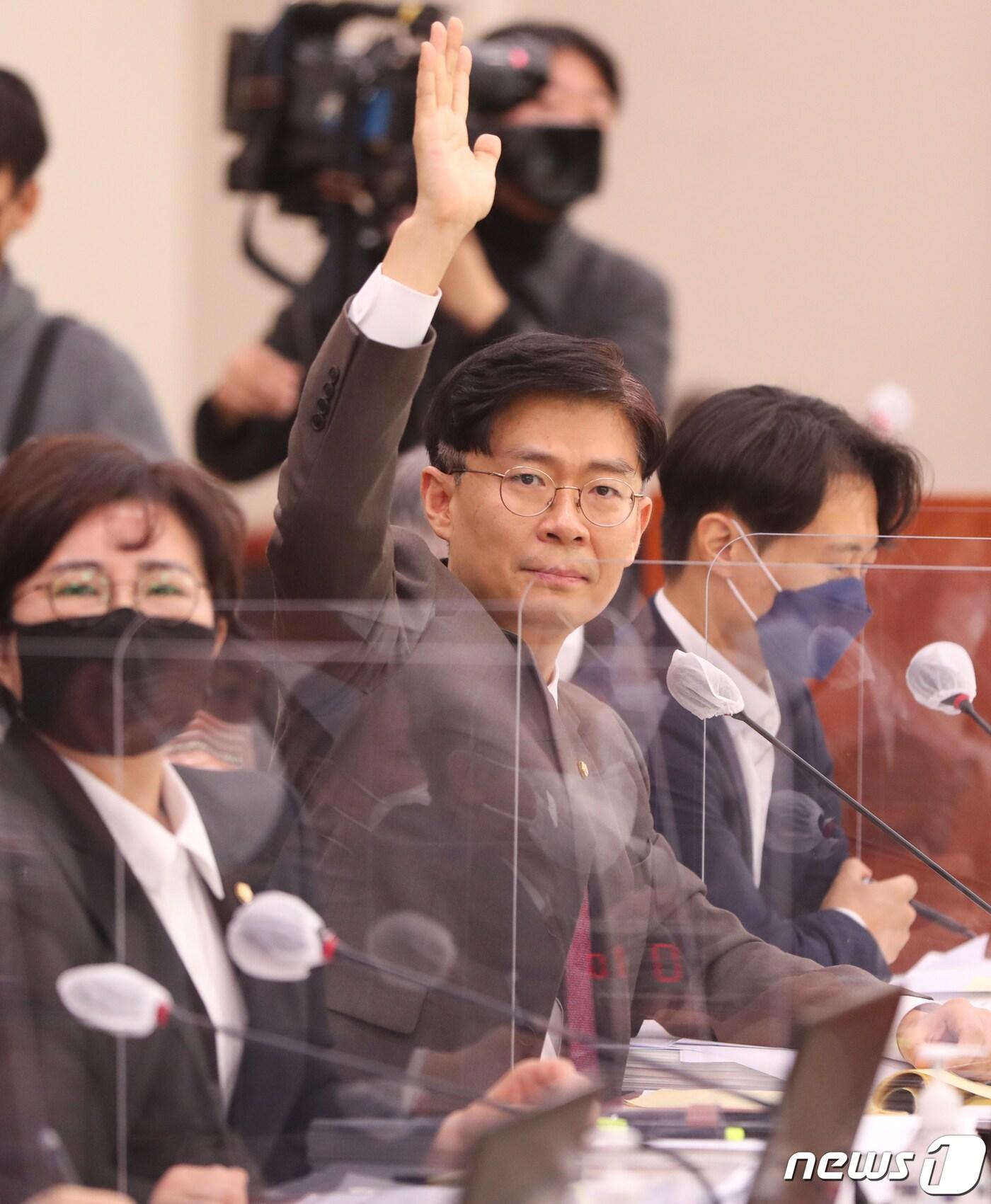 본문 이미지 - 조정훈 시대전환 의원이 지난 18일 서울 여의도 국회에서 열린 법제사법위원회의 서울고등검찰청, 수원고등검찰청, 서울중앙지방검찰청 등에 대한 국정감사에서 발언권을 신청하고 있다. ⓒ News1 허경 기자