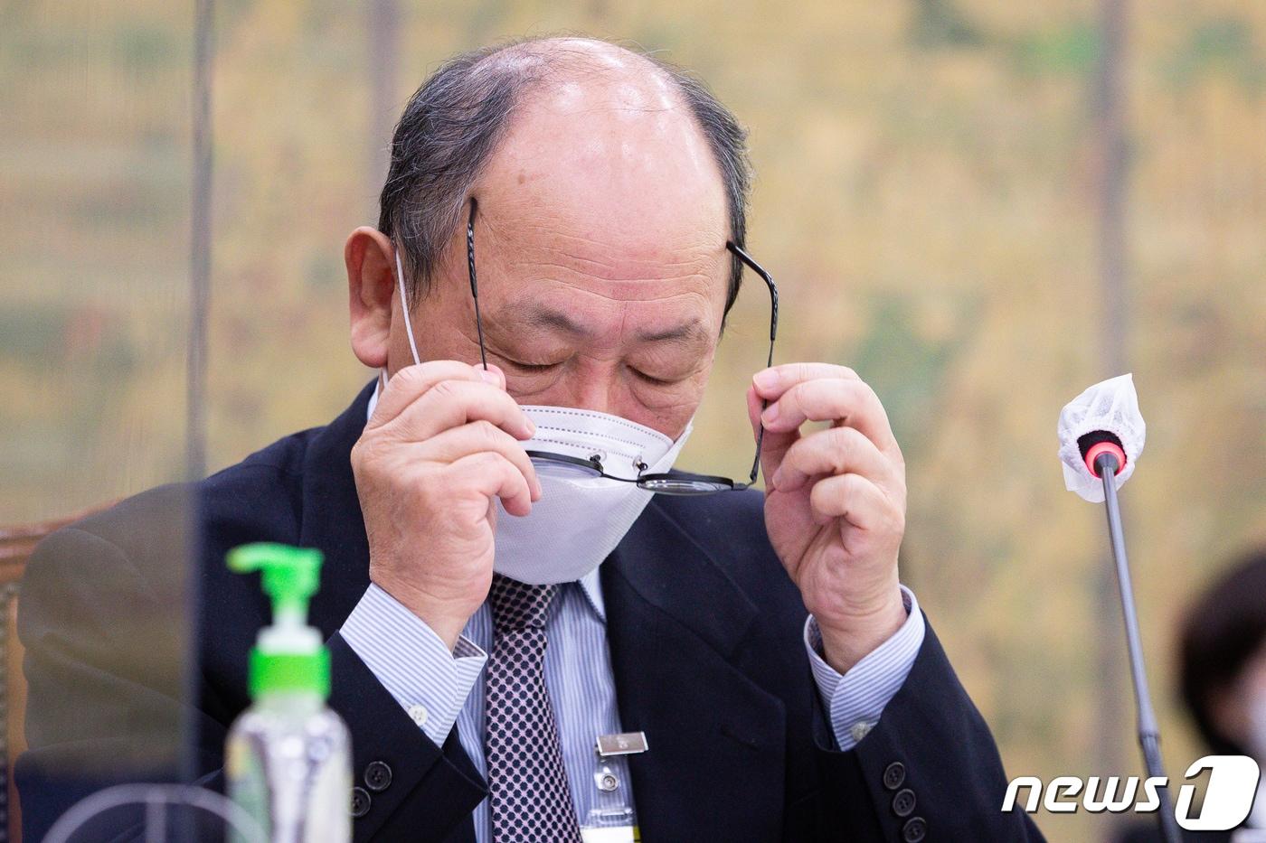 본문 이미지 - 윤범모 국립현대미술관장이 18일 서울 여의도 국회에서 열린 문화체육관광위원회의 국립중앙박물관 등 산하기관에 대한 국정감사에서 안경을 고쳐 쓰고 있다. 2022.10.18/뉴스1 ⓒ News1 유승관 기자
