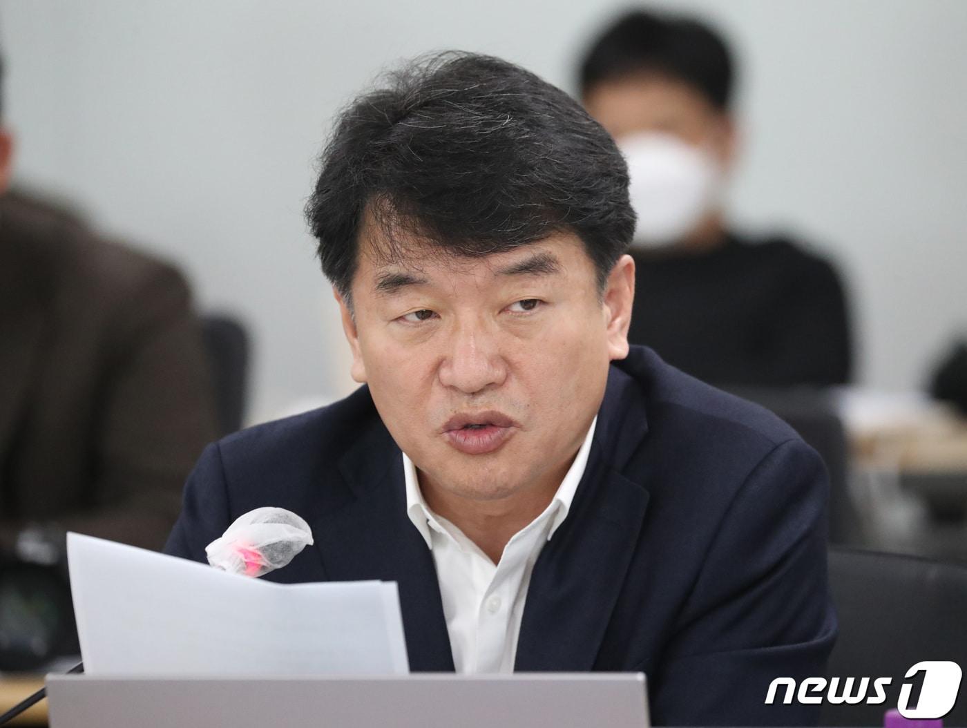 본문 이미지 - 문진석 더불어민주당 의원이 18일 오전 경기 수원시 영통구 경기도청에서 열린 국회 행정안전위원회의 경기도에 대한 국정감사에서 질의를 하고 있다. 2022.10.18/뉴스1 ⓒ News1 김영운 기자