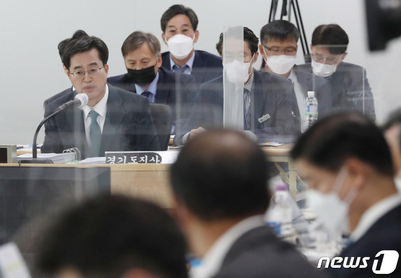 본문 이미지 - 경기도에 대한 국회 국정감사가 오는 17일(행정안전위)과 23일(국토위) 실시된다. 사진은 김동연 지사가 지난해 10월18일 경기도청에서 열린 행정안전위 국정감사에서 의원 질의에 답하고 있는 모습. 2022.10.18/뉴스1 ⓒ News1 김영운 기자