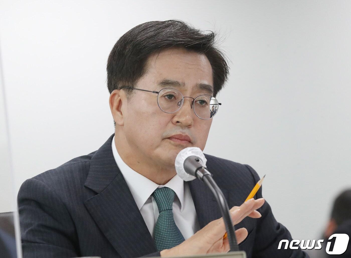 본문 이미지 - 김동연 경기도지사가 14일 종합일간지 한겨레와의 인터뷰에서 윤대통령의 지지율 반등이 화물연대 파업에 대한 정부의 강경대응에 영향받은 것이라는 지적에 대해 &#34;착각해선 안된다&#34;고 일침을 놨다./뉴스1 ⓒ News1 김영운 기자