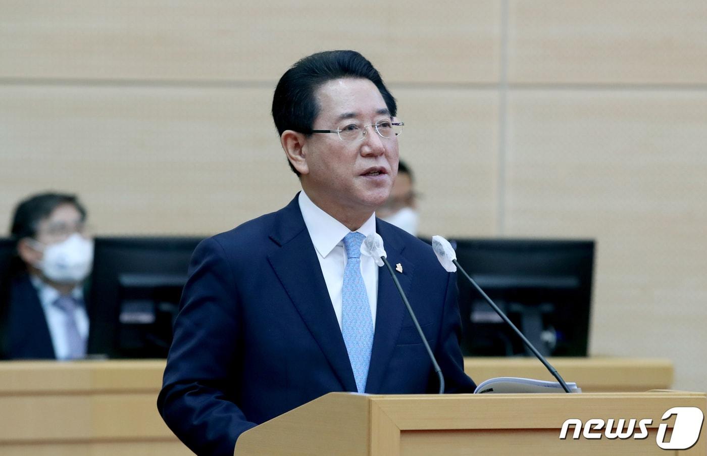 전남도의회 도정질문에 답변하고 있는 김영록 전라남도지사.(전남도 제공) /뉴스1DB