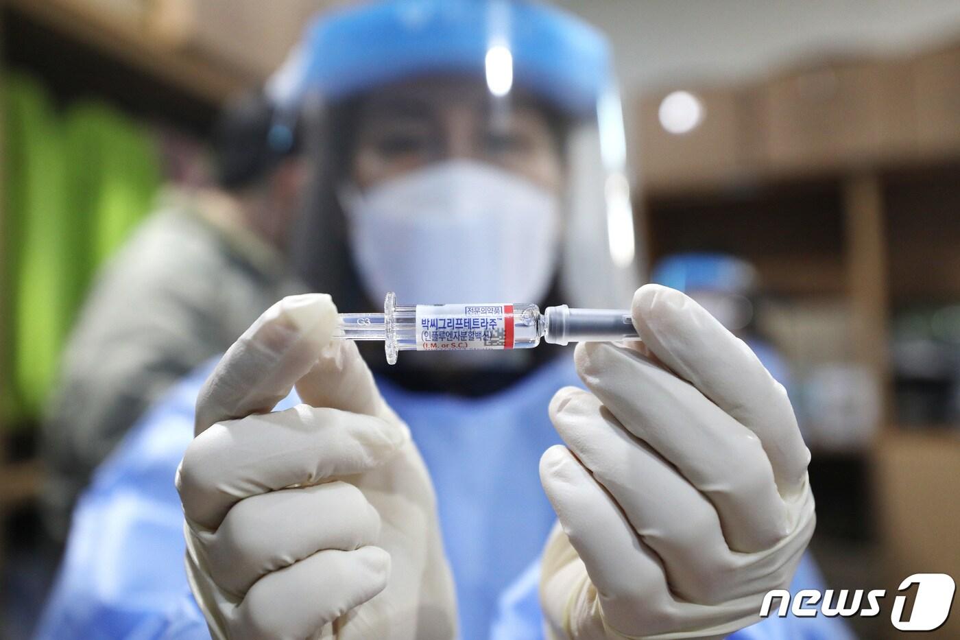 본문 이미지 - 18일 오후 서울 중구 봉래동 서울역 다시서기희망지원센터 열린 서울시 노숙인 및 쪽방촌 주민 대상 무료 독감 예방접종 행사에서 의료진이 독감백신을 들어보이고 있다. 2022.10.18/뉴스1 ⓒ News1 임세영 기자