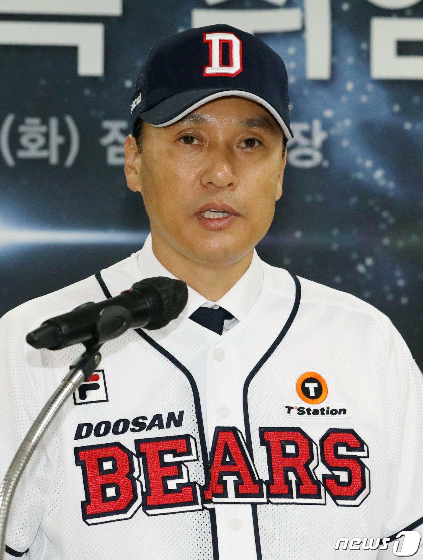 본문 이미지 - 이승엽 신임 두산 감독이 18일 오후 서울 송파구 잠실야구장에서 열린 취임식에서 취임사를 하고 있다. KBO리그 통산 최다홈런(467개) 기록을 보유한 이승엽 감독은 한국 야구의 전설로 통한다. 2022.10.18/뉴스18 ⓒ News1 김진환 기자