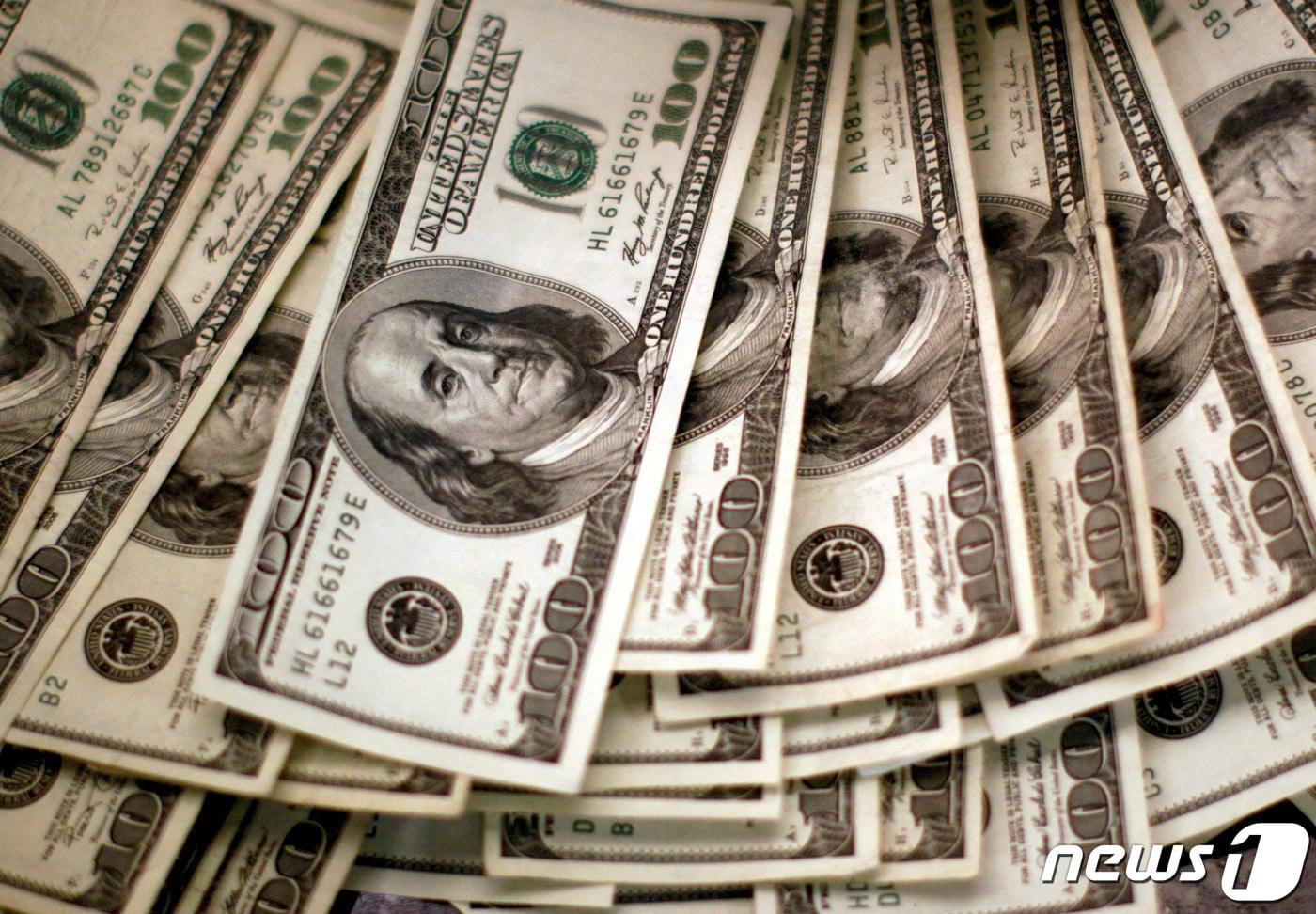 콜로라도주 웨스트민스터의 한 은행에서 은행원이 달러를 세고 있다. 09.11.03 ⓒ 로이터=뉴스1 ⓒ News1 권진영 기자