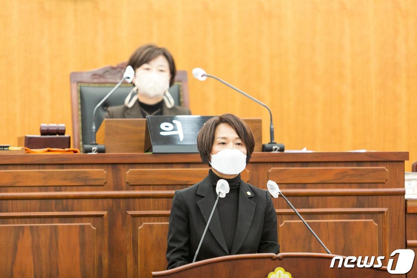 본문 이미지 - 술에 취해 동료 남성 의원을 강제추행한 혐의로 피소된 진보당 소속 강진희 울산 북구의회 의장이 18일 자신에 대한 불신임 건이 상정되자  신상 발언을 하고 있다(북구의회 제공).