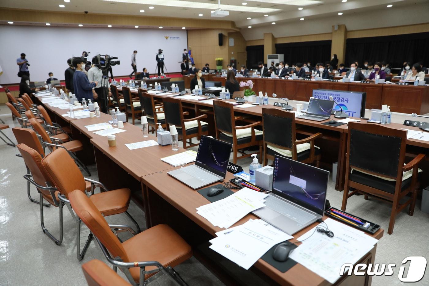 본문 이미지 - 18일 오후 경기 수원시 장안구 경기남부경찰청에서 열린 국회 행정안전위원회의 경기남·북부경찰청에 대한 국정감사에서 더불어민주당 의원들이 항의를 하며 국감장을 나가면서 의원들의 자리가 비워진 채 국정감사를 진행하고 있다. 2022.10.18/뉴스1 ⓒ News1 김영운 기자