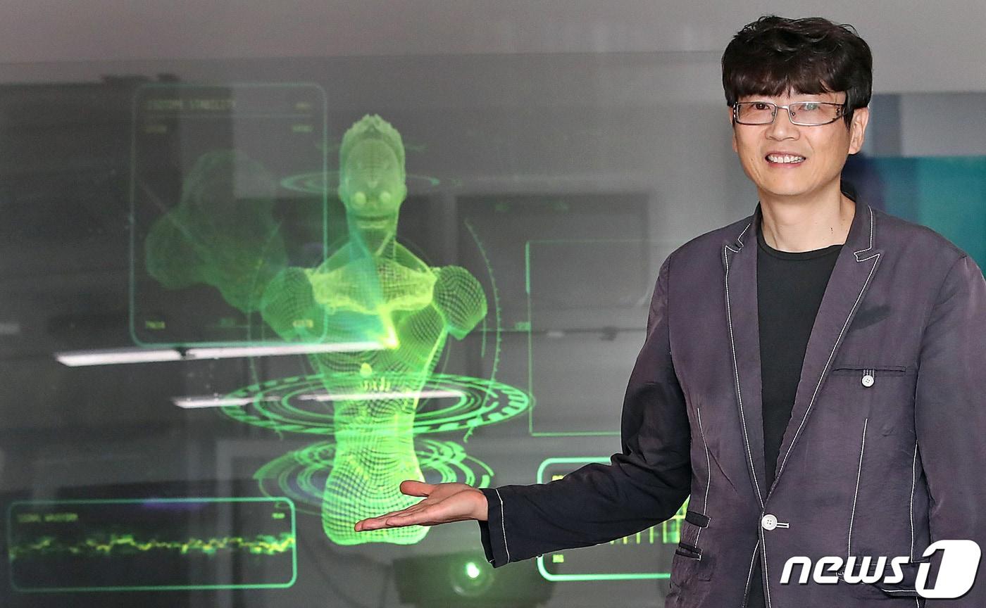 본문 이미지 - 대구 영남이공대 조종학 메타버스애니메이션과 교수가 학생들의 작품과 다양한 미디어 전시를 통해 자유롭게 테스트하고 모션캡처 등 첨단실습이 가능한 교내 미디어센터를 소개하고 있다.