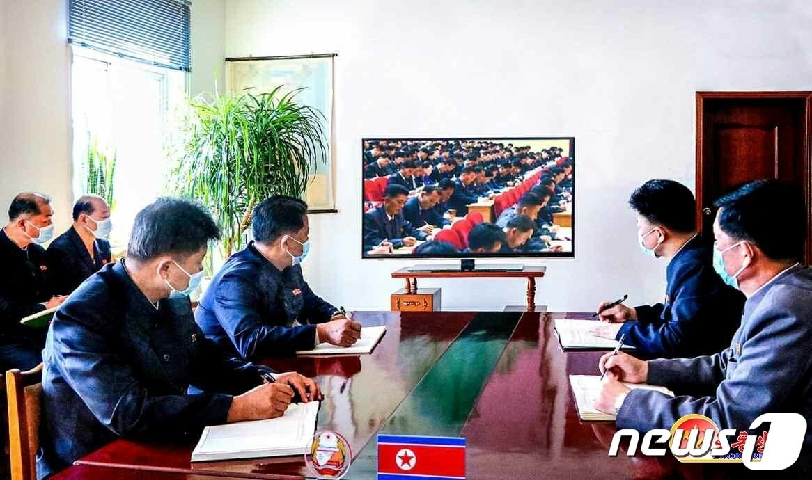 본문 이미지 - (평양 노동신문=뉴스1) = 북한 노동당 기관지 노동신문은 19일 김정은 당 총비서의 중앙간부학교 기념강의 소식을 접한 당 일꾼들이 "무한한 격정과 흥분으로 끓어번지고 있다"라고 반향을 보도했다. 이들은 "새로운 당 건설 사상이론을 확고한 지침으로 틀어쥐고 나갈 것"이라고 다짐했다. [국내에서만 사용가능. 재배포 금지. DB 금지. For Use Only in the Republic of Korea. Redistribution Prohibited] rodongphoto@news1.kr