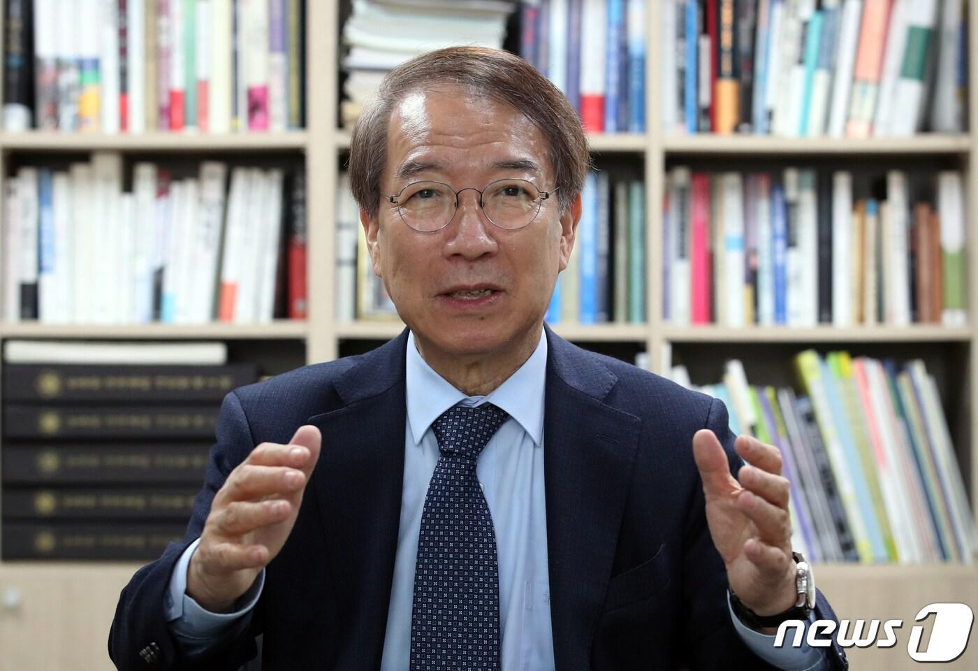 본문 이미지 - 정운찬 동반성장연구소 이사장이 19일 서울 관악구 동반성장연구소에서 뉴스1과 인터뷰를 하고 있다. 2022.10.19/뉴스1 ⓒ News1 송원영 기자