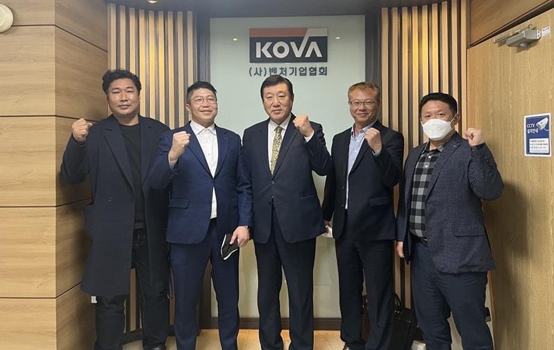 본문 이미지 - 고도호 벤처기업협회 제주지회 협회장(왼쪽에서 두 번째) 등 관계자들이 기념사진을 찍고 있다.(벤처기업협회 제공)