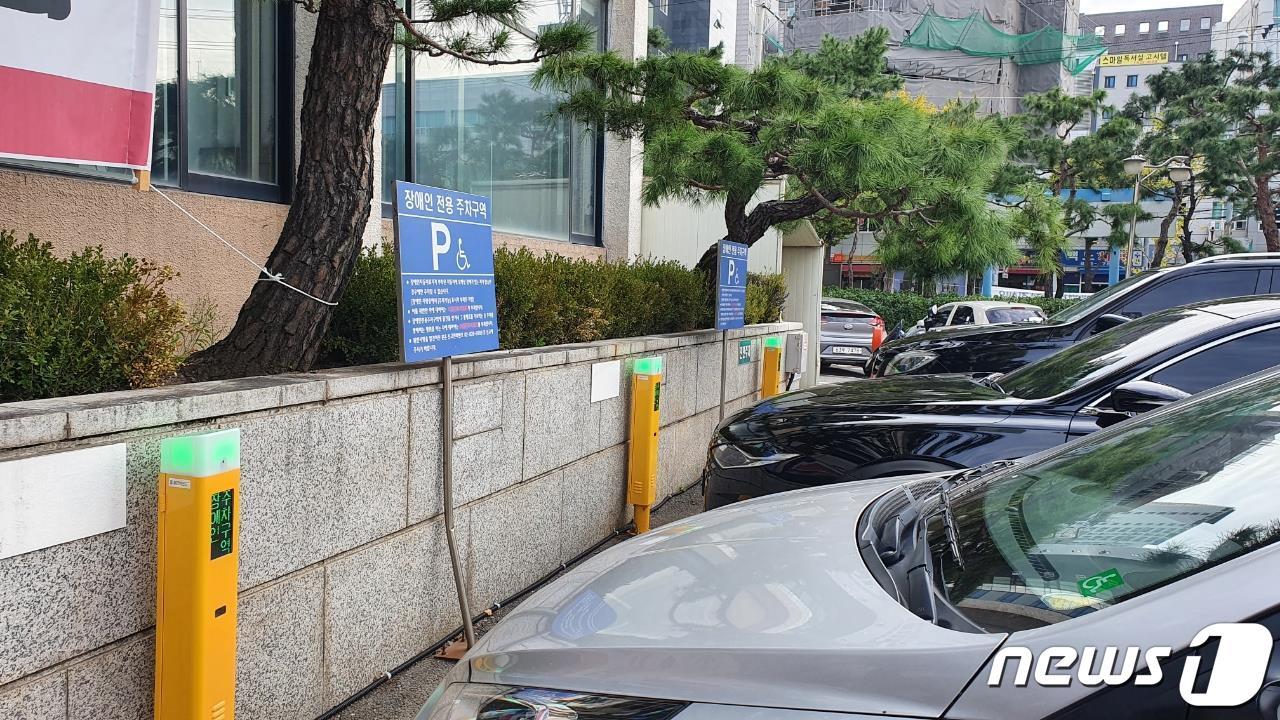 본문 이미지 - 동작구청 장애인주차구역에 설치된 자동주차단속시스템 단말기(동작구 제공)