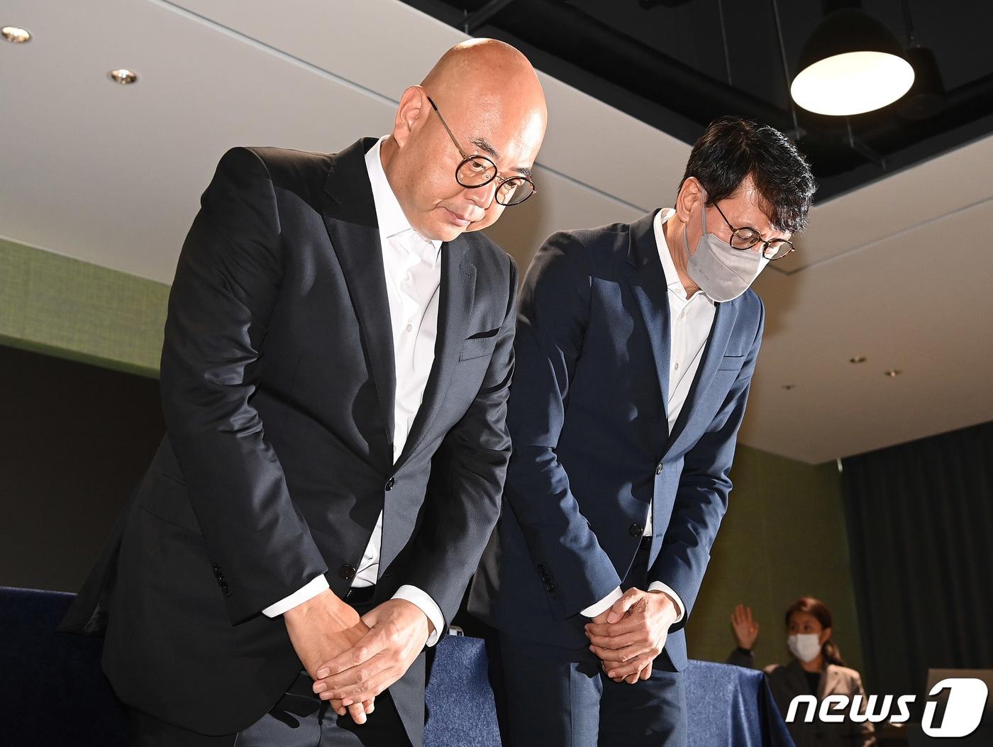 본문 이미지 - 남궁훈, 홍은택 카카오 각자대표가 지난달 19일 경기도 성남시 카카오 판교아지트에서 '카카오 먹통 대란' 사태 관련 대국민 사과를 하고 있다. (공동취재) 2022.10.19/뉴스1 ⓒ News1 민경석 기자