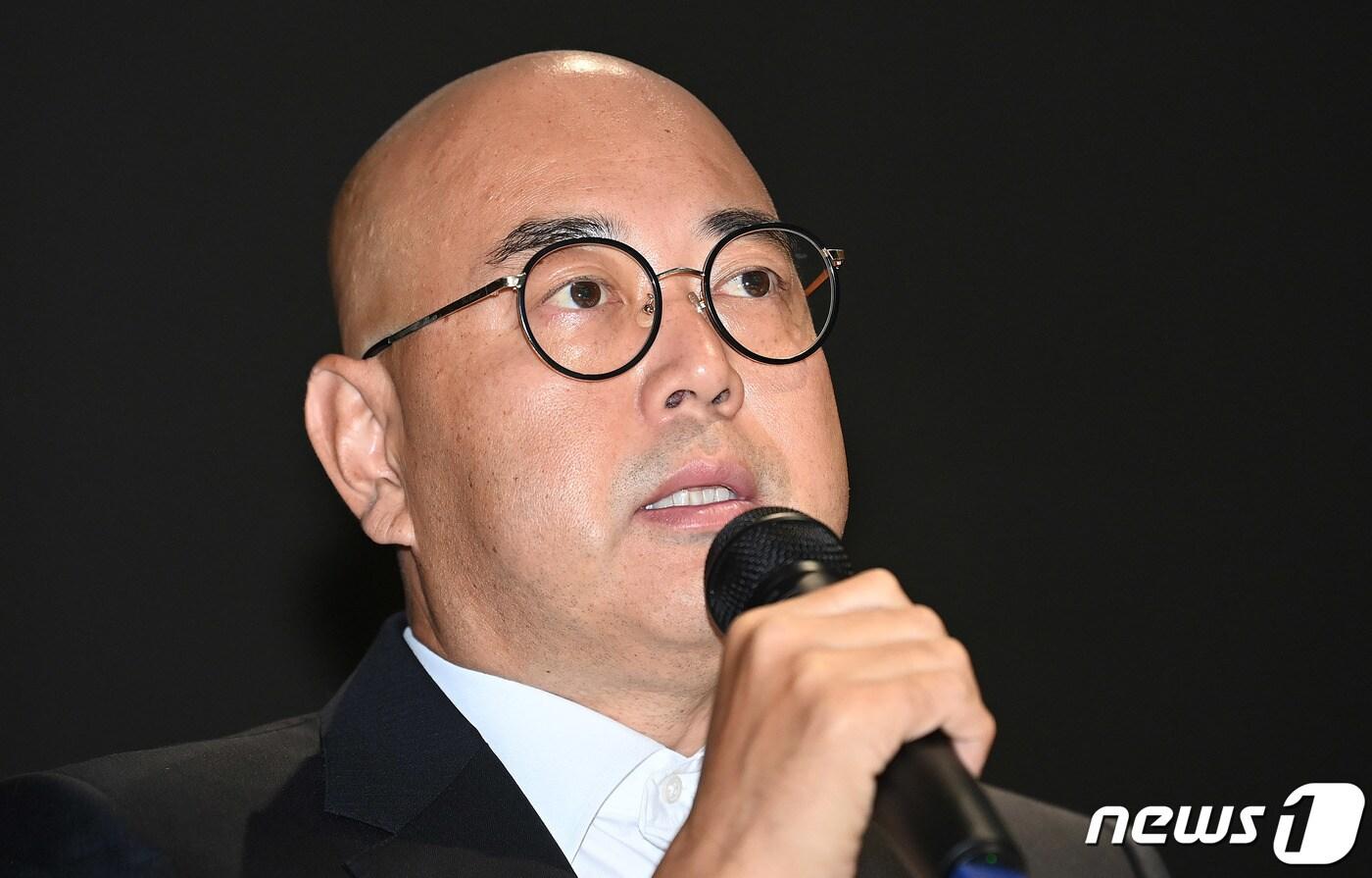 본문 이미지 - 남궁훈 카카오 각자대표가 19일 경기도 성남시 카카오판교아지트에서 데이터 센터 화재로 인한 대규모 먹통 사태와 관련해 대국민 사과를 한 뒤 사퇴 의사를 밝히고 있다. (공동취재) 2022.10.19/뉴스1 ⓒ News1 민경석 기자