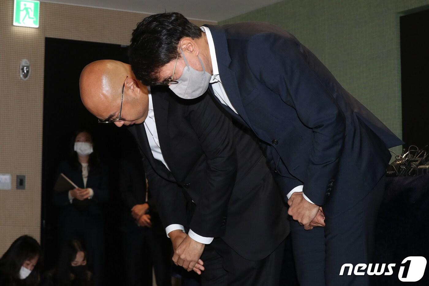 남궁훈, 홍은택 카카오 각자대표가 19일 오전 경기 성남시 카카오 아지트에서 열린 판교 데이터센터 화재로 인한 서비스 장애 사태 관련 기자회견에서 이용자들에게 고개 숙여 사과하고 있다. 2022.10.19/뉴스1 ⓒ News1 민경석 기자