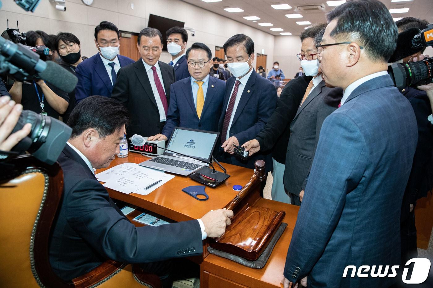 본문 이미지 - 소병훈 국회 농림축산식품해양수산위원회 위원장이 19일 오전 서울 여의도 국회에서 열린 농림축산식품해양수산위원회 전체회의에서 양곡관리법 개정안을 가결 시키고 있다. 2022.10.19/뉴스1 ⓒ News1 이재명 기자
