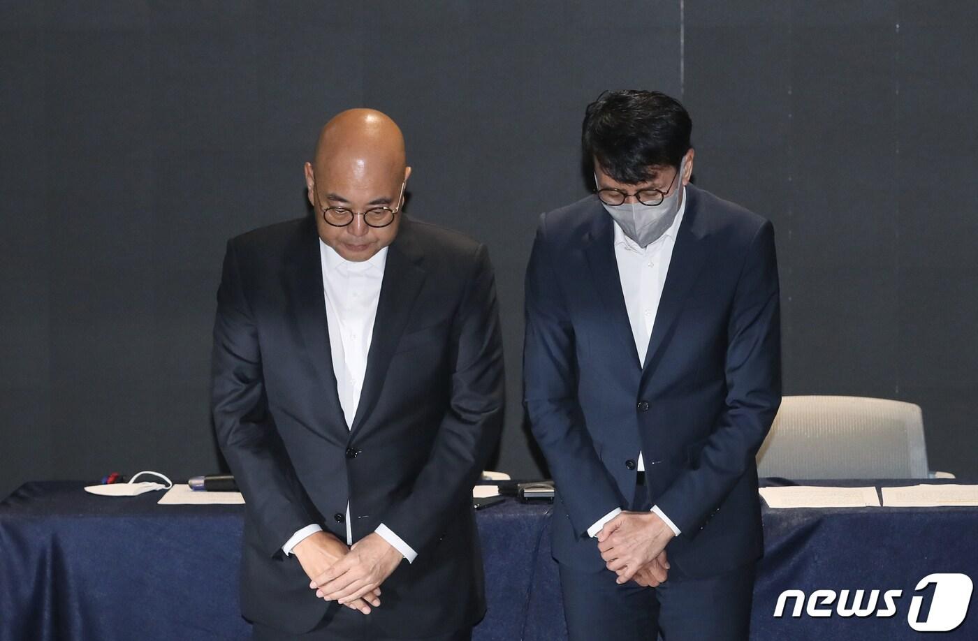 본문 이미지 - 남궁훈, 홍은택 카카오 각자대표가 19일 오전 경기 성남시 카카오 아지트에서 열린 판교 데이터센터 화재로 인한 서비스 장애 사태 관련 기자회견에서 이용자들에게 고개 숙여 사과하고 있다.(공동취재) 2022.10.19/뉴스1 ⓒ News1 민경석 기자