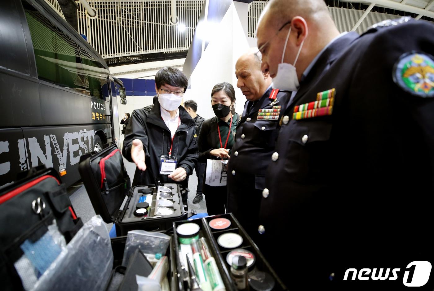 본문 이미지 - 지난 2022년 인천 연수구 송도컨벤시아에서 열린 국제치안산업대전에서  외국경찰관들이 지문채취 장비를 살펴보고 있다. 2022.10.19/뉴스1 ⓒ News1 정진욱 기자