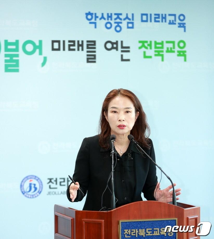 본문 이미지 - 김숙 전북교육청 교육국장이 19일 브리핑을 통해 ‘기초학력 향상을 위한 학습지원 계획’을 발표하고 있다.(전북교육청 제공) 2022.10.19/뉴스1