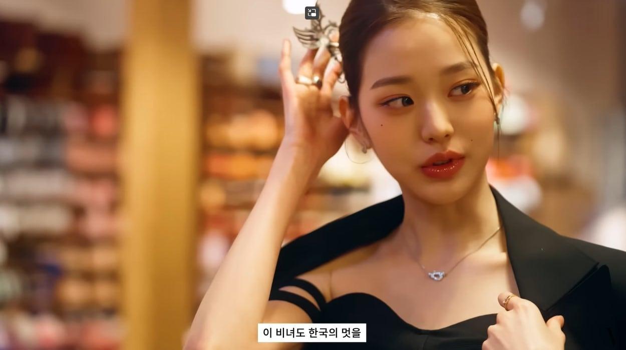 본문 이미지 - 한국의 비녀를 소개하는 장원영. (보그코리아 갈무리)