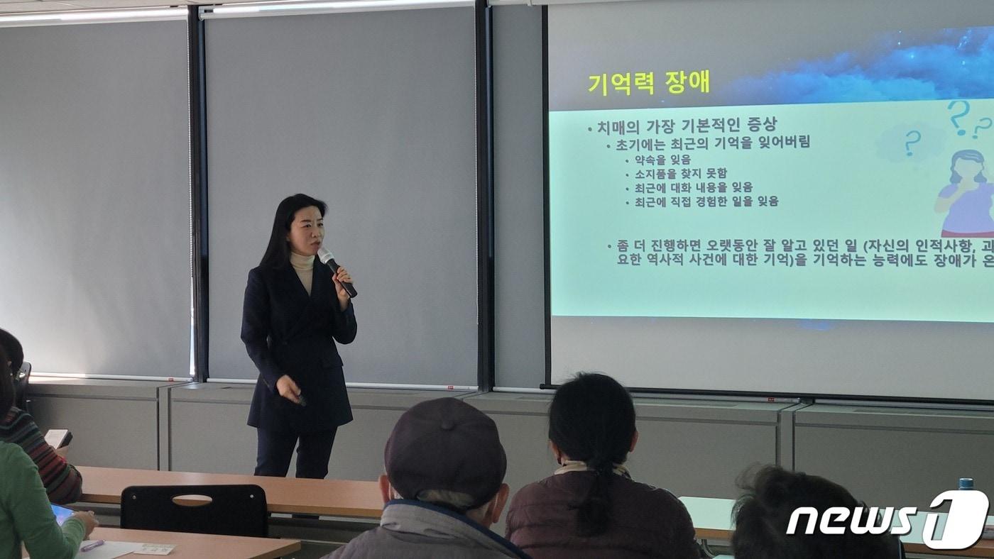 대전우리병원 뇌신경센터 김희영 소장이 19일 대전일자리경제진흥원 중장년지원센터에서 치매 예방에 관해 강연하고 있다. (대전우리병원 제공) /뉴스1