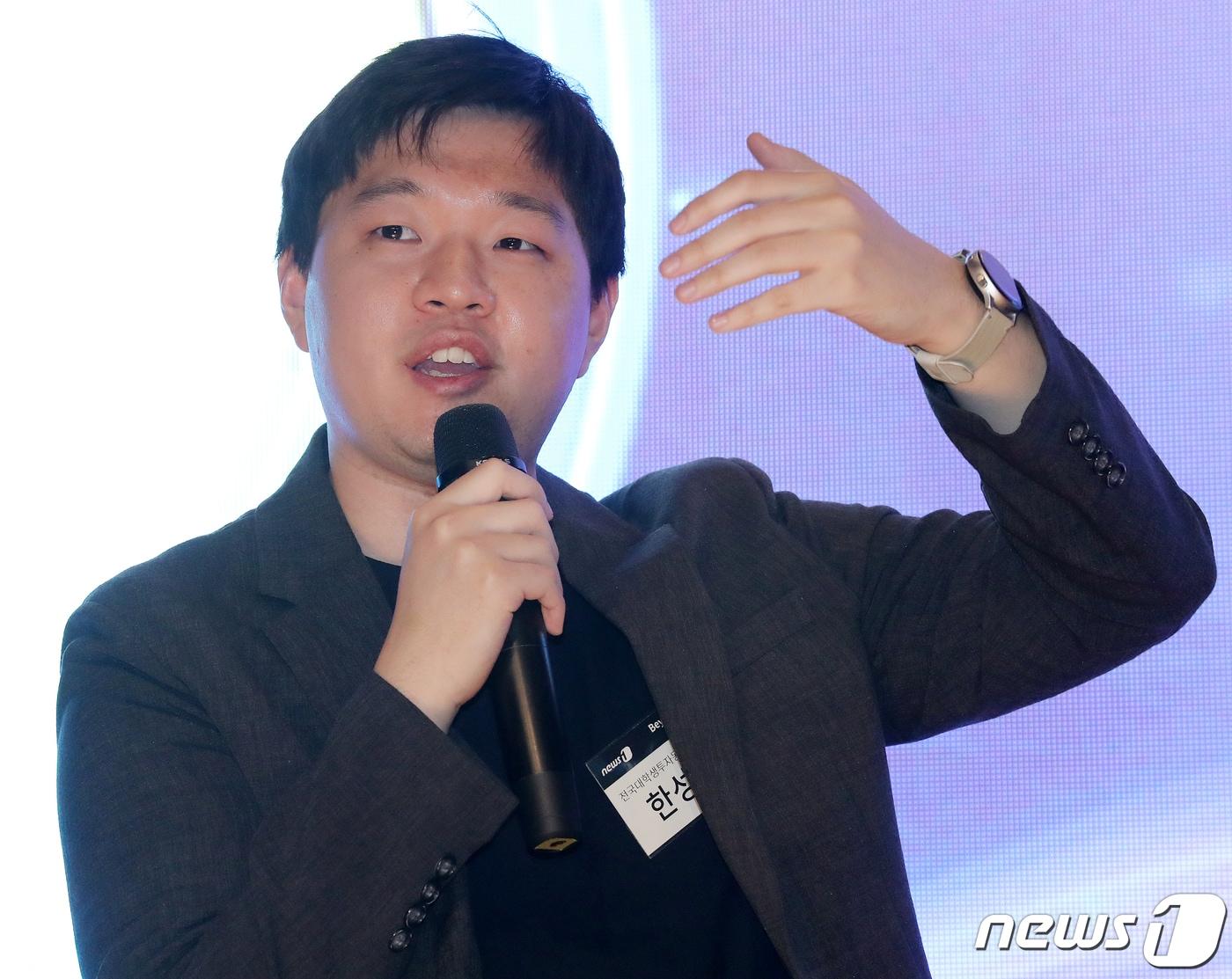 본문 이미지 - 전국대학생투자동아리연합회(UIC)의 한성우씨가 19일 오후 서울 중구 은행회관 국제회의장에서 열린 '뉴스1 투자포럼(NIF) 2022'의 ‘MZ세대 투자전략과 주식시장 개선점’ 토론회에서 모두발언을 하고 있다. 이날 포럼은 'Beyond Crisis, 기회를 잡아라'를 주제로 위기 이후의 투자기회를 찾을 수 있는 해법을 찾기 위해 마련됐다. 2022.10.19/뉴스1 ⓒ News1 김진환 기자