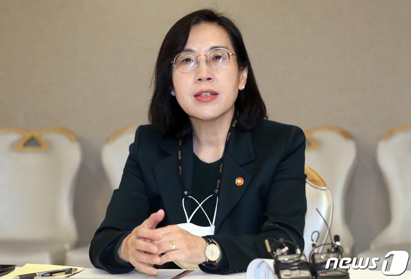 김현숙 여성가족부 장관이 서울 종로구 정부서울청사에서 열린 청소년계 현장 간담회에서 모두 발언을 하고 있다. 2022.10.19/뉴스1 ⓒ News1 김명섭 기자