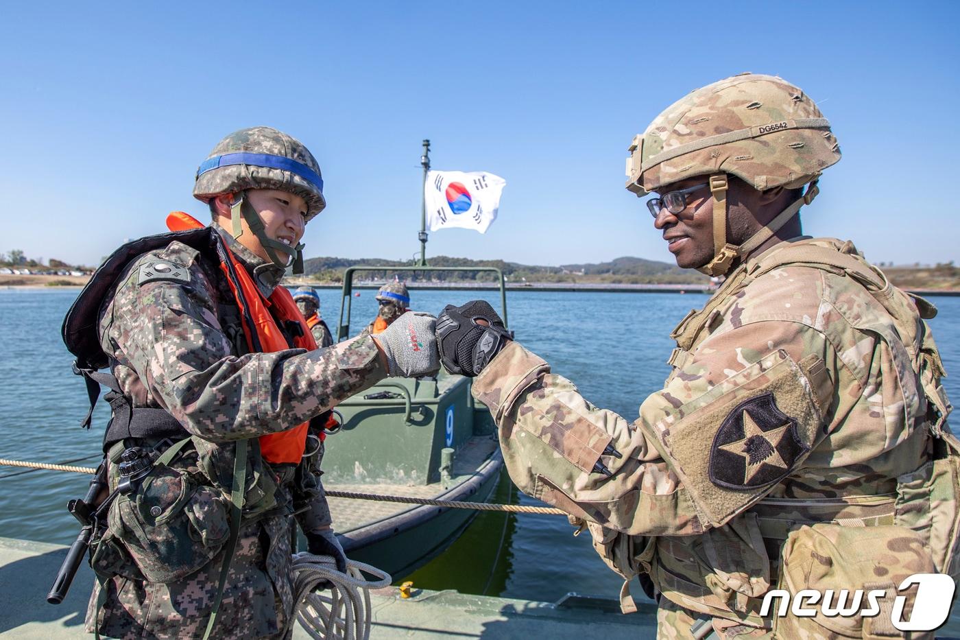 본문 이미지 - 19일 경기도 여주시 남한강 일대에서 호국훈련 일환으로 열린 한미연합 제병협동 도하훈련에 참가한 한미 장병들이 주먹인사를 하고 있다. (육군 제공) 2022.10.19/뉴스1