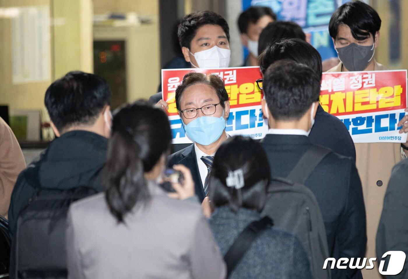 본문 이미지 - 박범계 더불어민주당 의원이 19일 오후 압수수색 중인 서울 여의도 더불어민주당사 앞에서 검찰 관계자들과 대화하고 있다. 서울중앙지검은 이날 대장동, 위례신도시 개발사업 특혜 의혹 사건과 관련해 민주당사 내 김용 민주연구원 부원장의 사무실 압수수색을 시도했다. 2022.10.19/뉴스1 ⓒ News1 이재명 기자