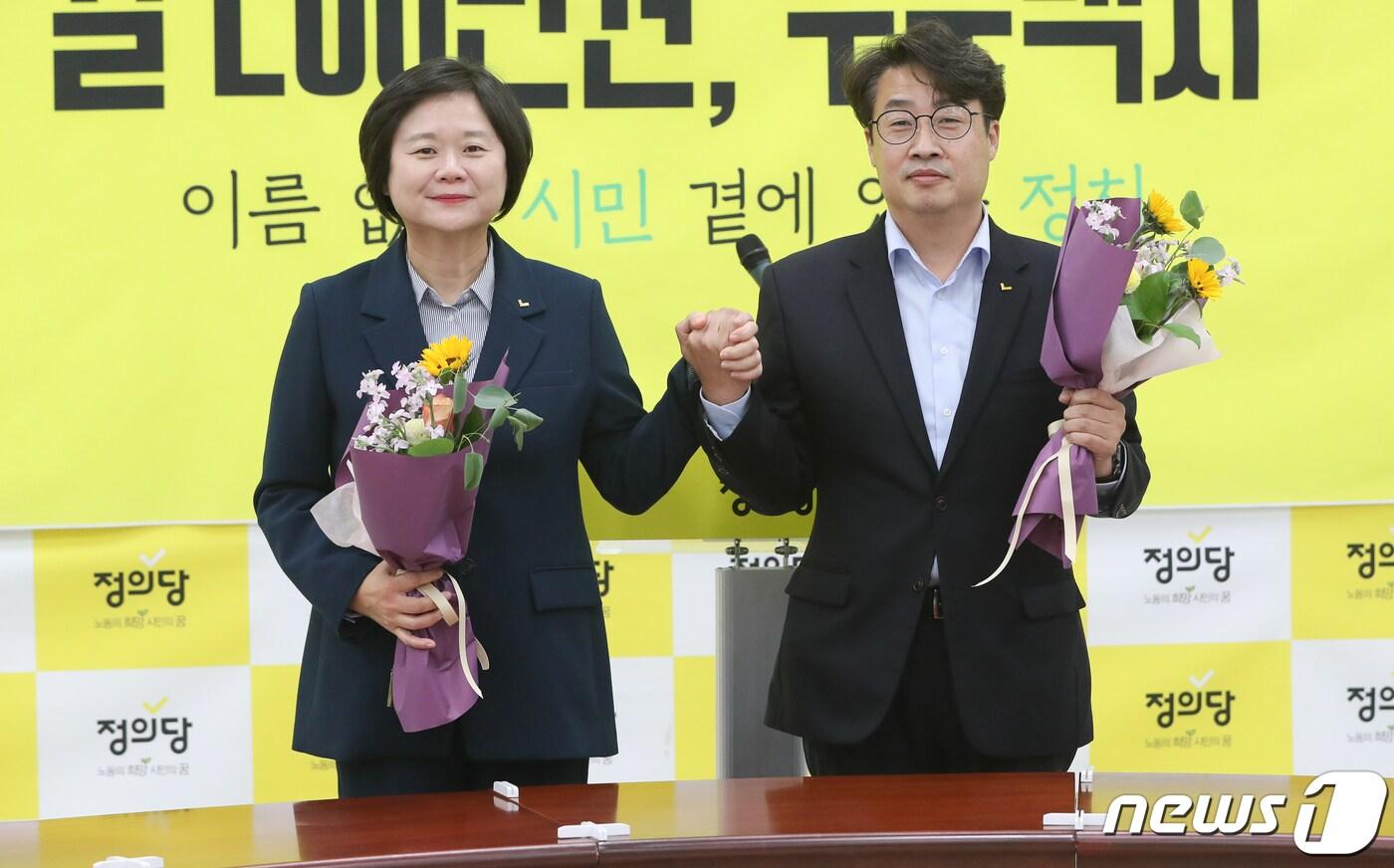 본문 이미지 - 정의당 당대표 선거에 출마한 이정미 후보자(왼쪽)와 김윤기 후보자 2022.10.19/뉴스1 ⓒ News1 허경 기자